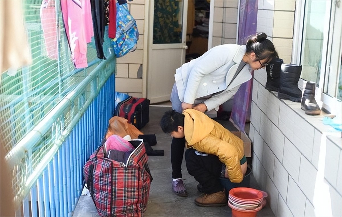 漂亮女教师被辞退,女教师为女儿辞职