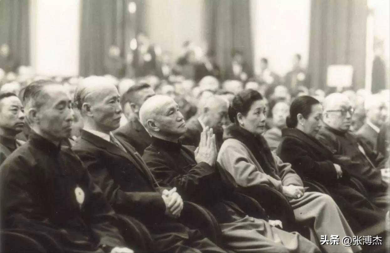 1975年蒋介石临终前，对蒋经国说出不放张学良的原因，张哭笑不得