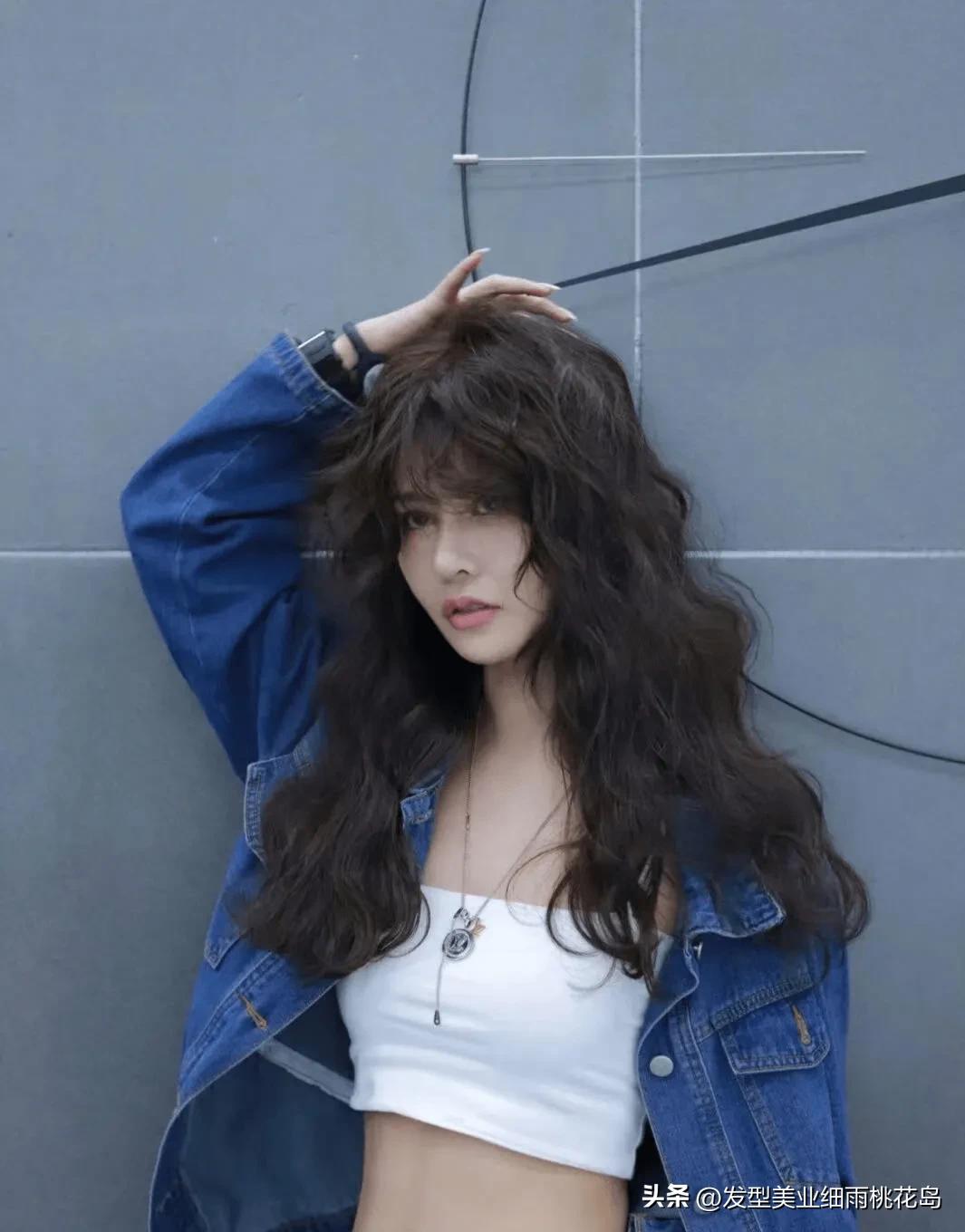 中年妇女中长发怎么烫好看,烫的中长发怎么扎好看