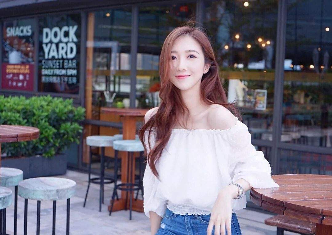 她是90后港姐，香港宅男女神，获高层赏识，活成平民港女上位范本