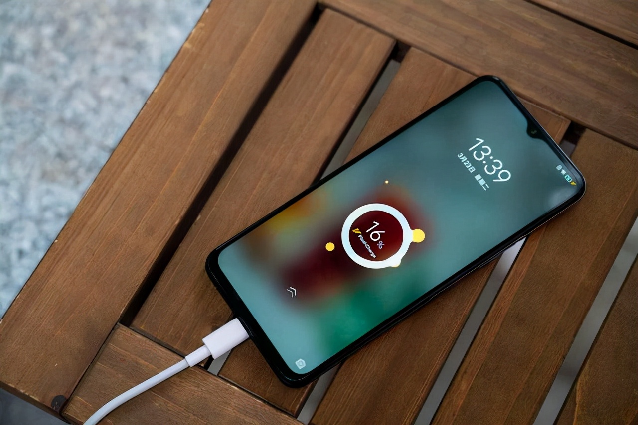 现在手机电池一定要充满才能拔吗,手机充满了不拔对电池有影响吗