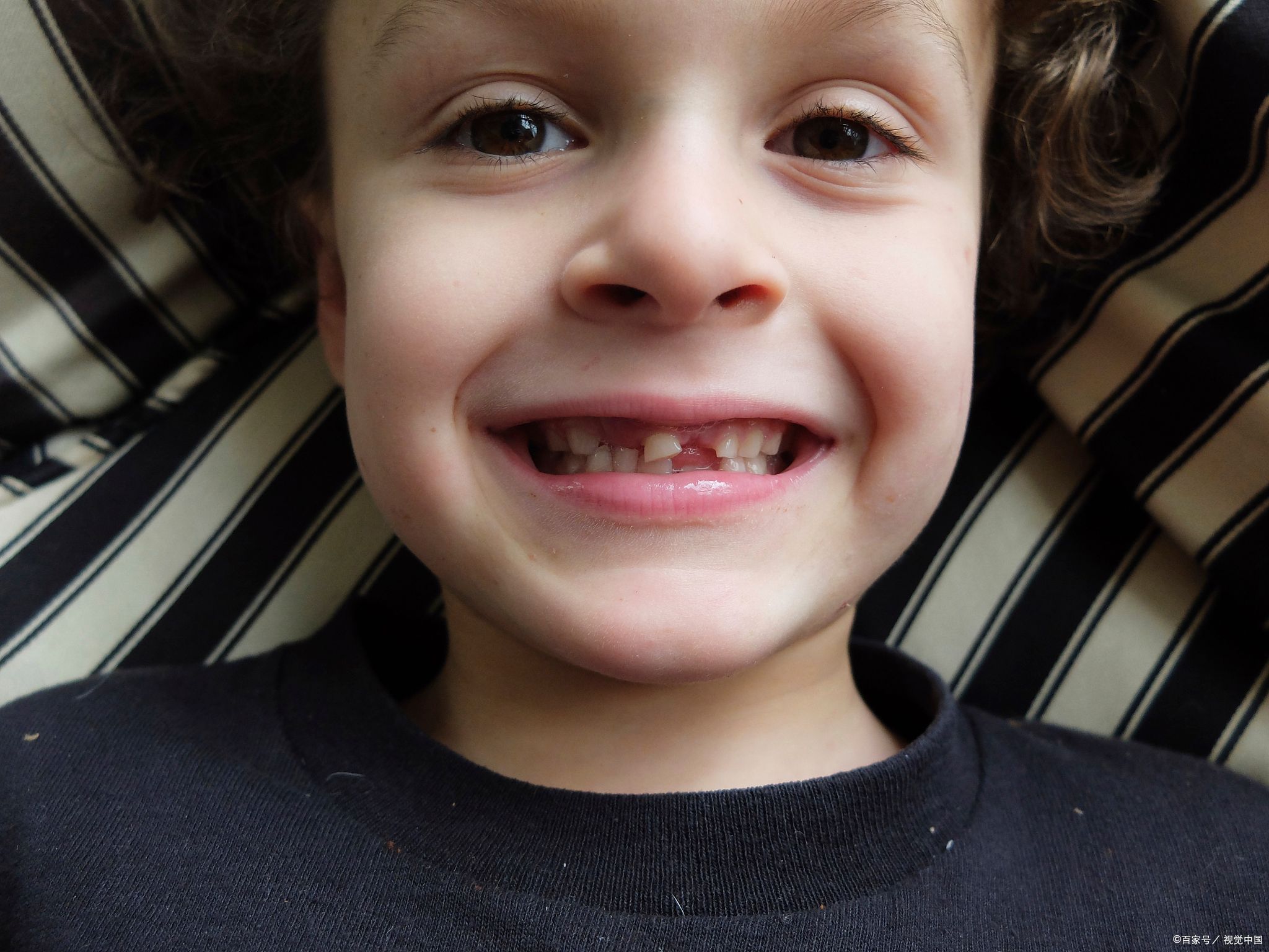 七岁孩子每天睡着以后打哈欠磨牙,夜里睡着磨牙是什么原因