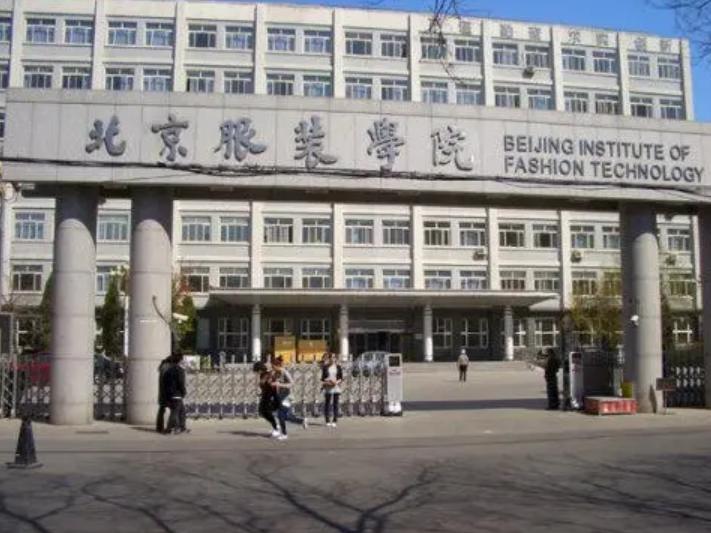 85后沈阳女孩花400万，整容超300次，直言：和父母断绝关系也不怕