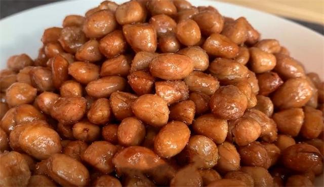 炒花生米先放油还是先放花生米,花生米怎么炒才不返潮