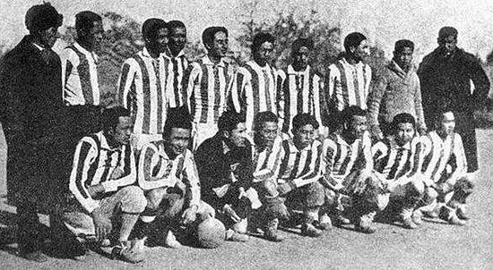 1960年中国足球开始走下坡路，贺龙下令解散国足：到部队整顿作风