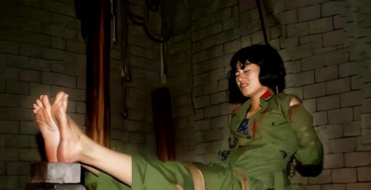 越南女兵有多惨？美军在刑讯逼供中，竟用蚂蟥、山羊作为行刑工具