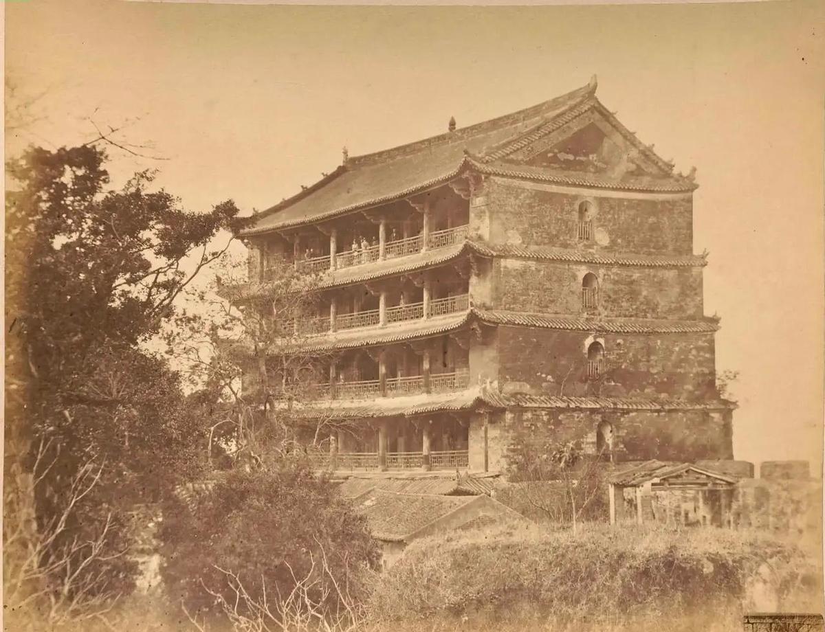 羞耻与痛苦：30张老照片记录纳粹强迫妇女脱衣的残忍场景！