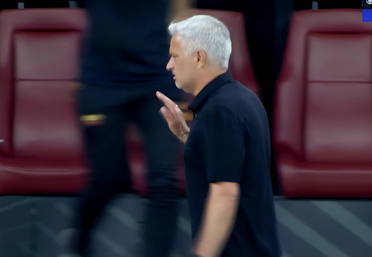 致敬穆帅！施压裁判+单挑对手+2次冷静手势，每1秒都在战斗