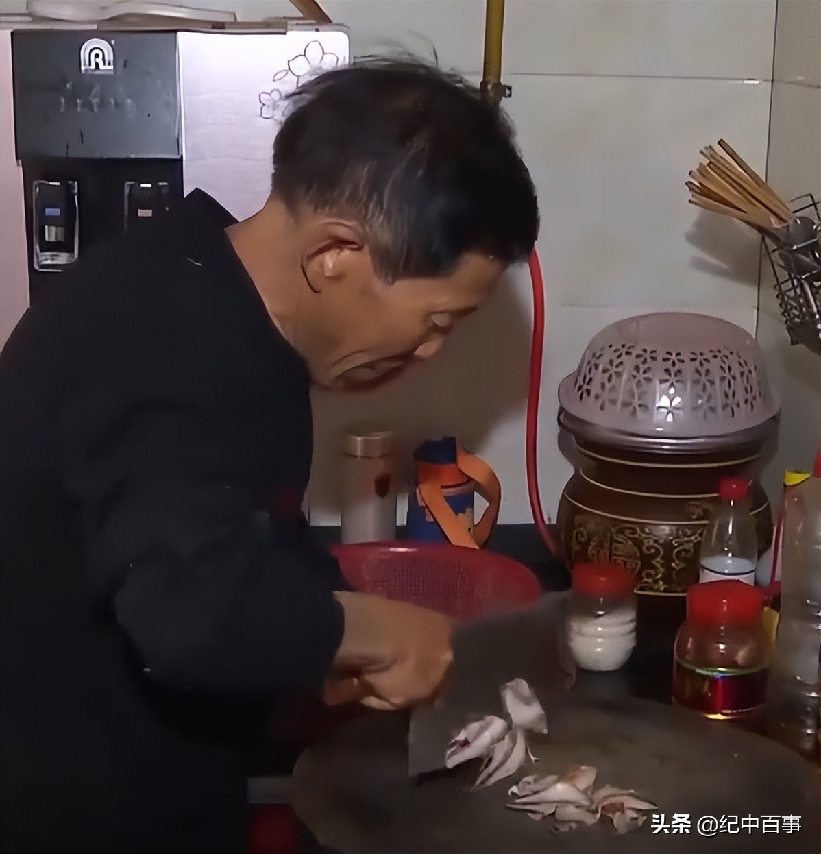 男子街头乞讨赚1000万,男子街头手擦烧红铁链卖药