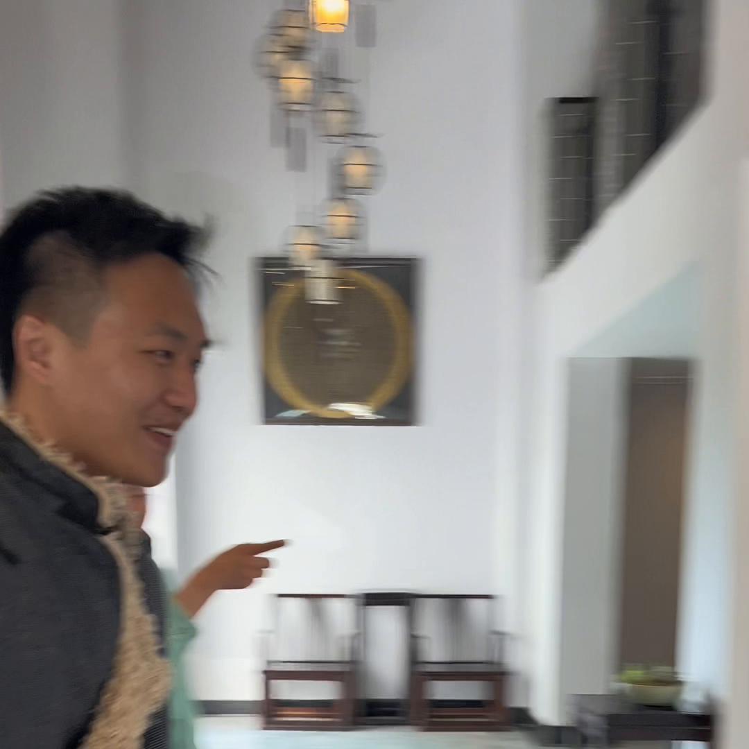 00后女生创业开酒店,女孩靠摆地摊开了3000平的酒店