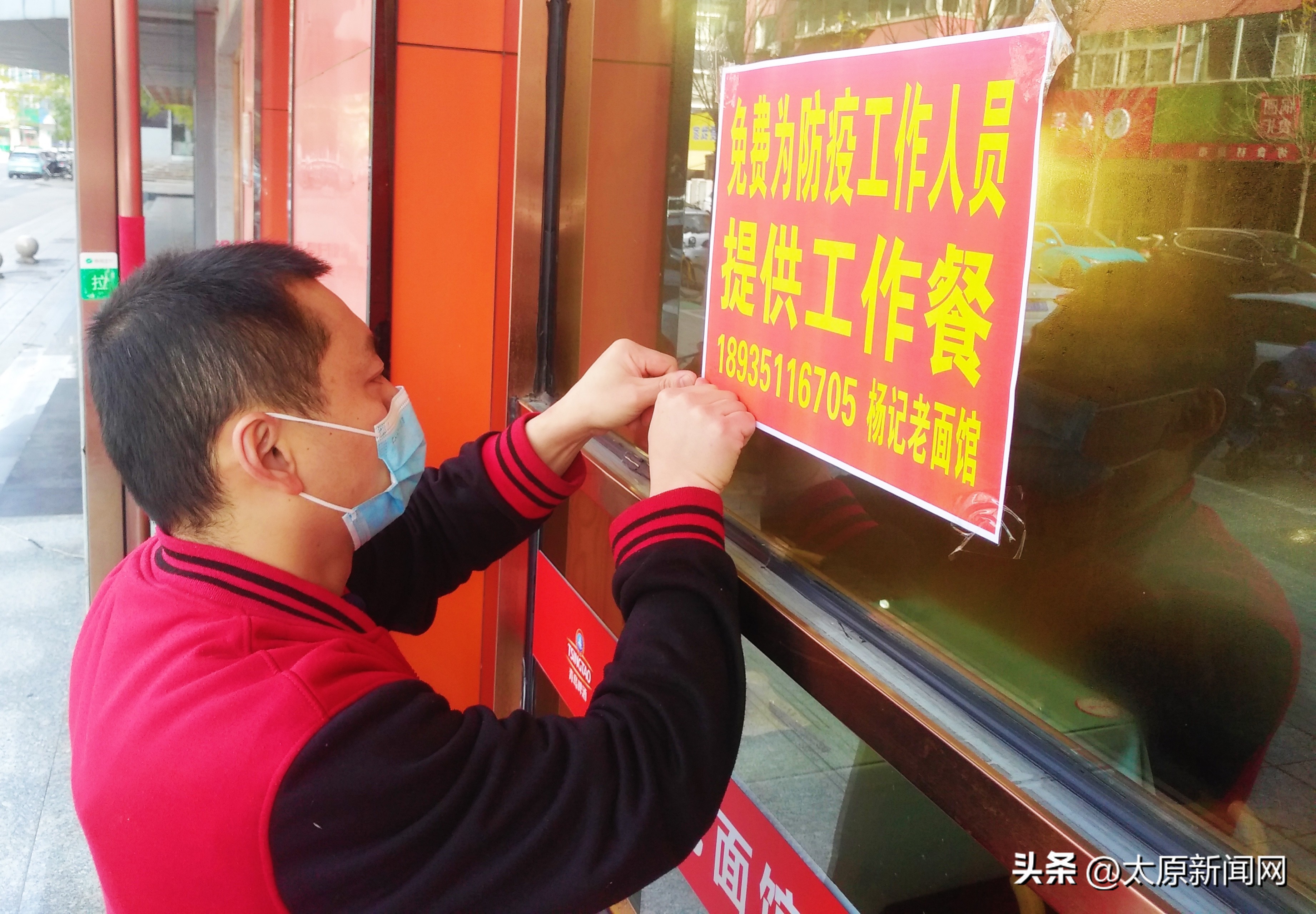 面馆每天给防疫人员送餐,暖心面馆免费给环卫工提供面条