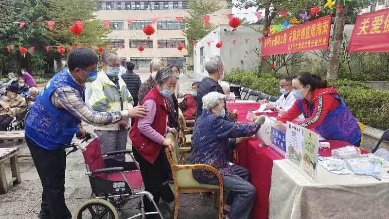 北京同仁堂蓝衣哥公益同盟开展元宵节送温暖活动