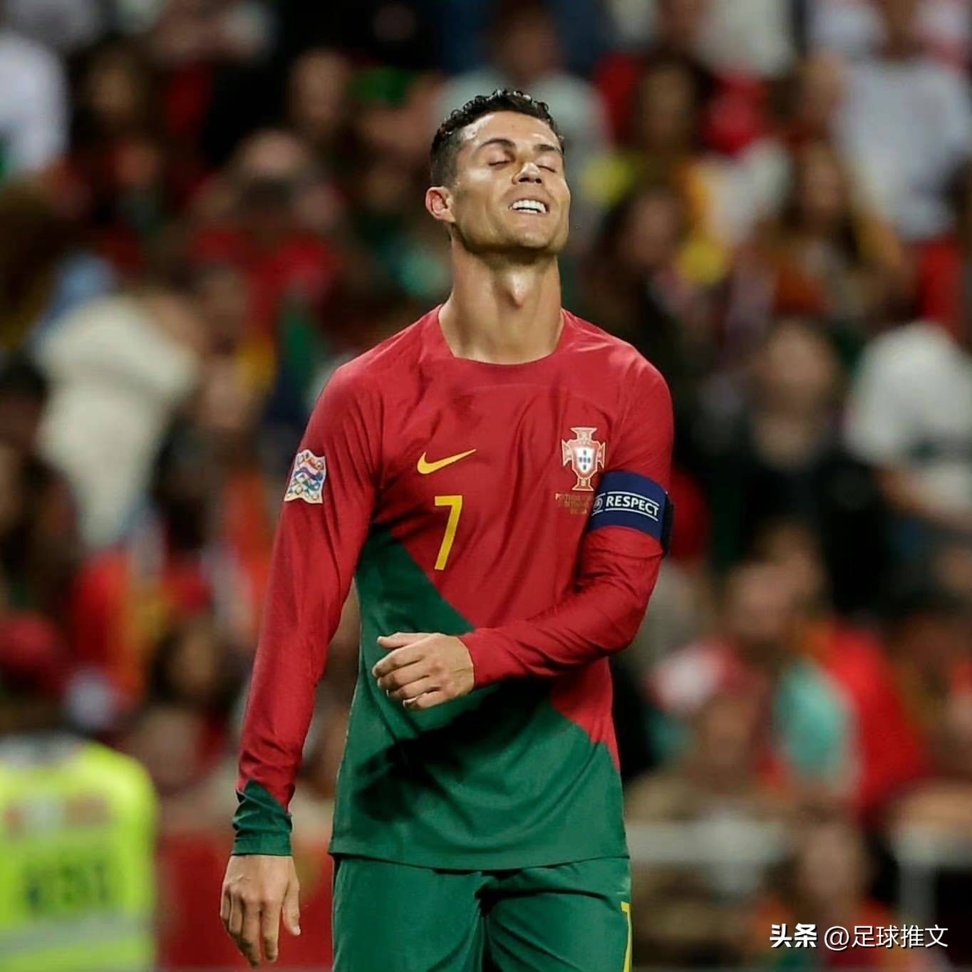 c罗下场队长袖标给谁了,c罗扔掉可乐的下场