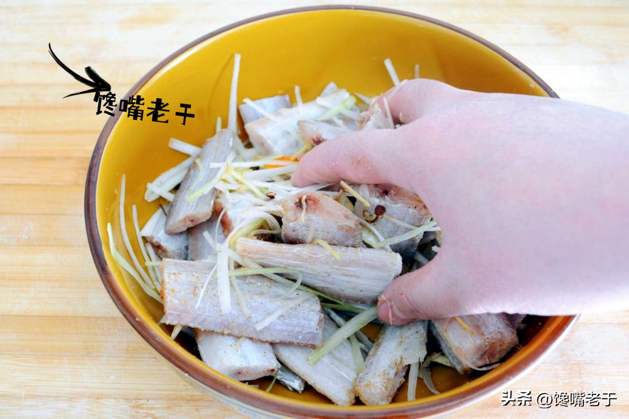 煎带鱼怎么不粘锅不掉皮视频,怎么煎带鱼块不粘锅不掉皮不散