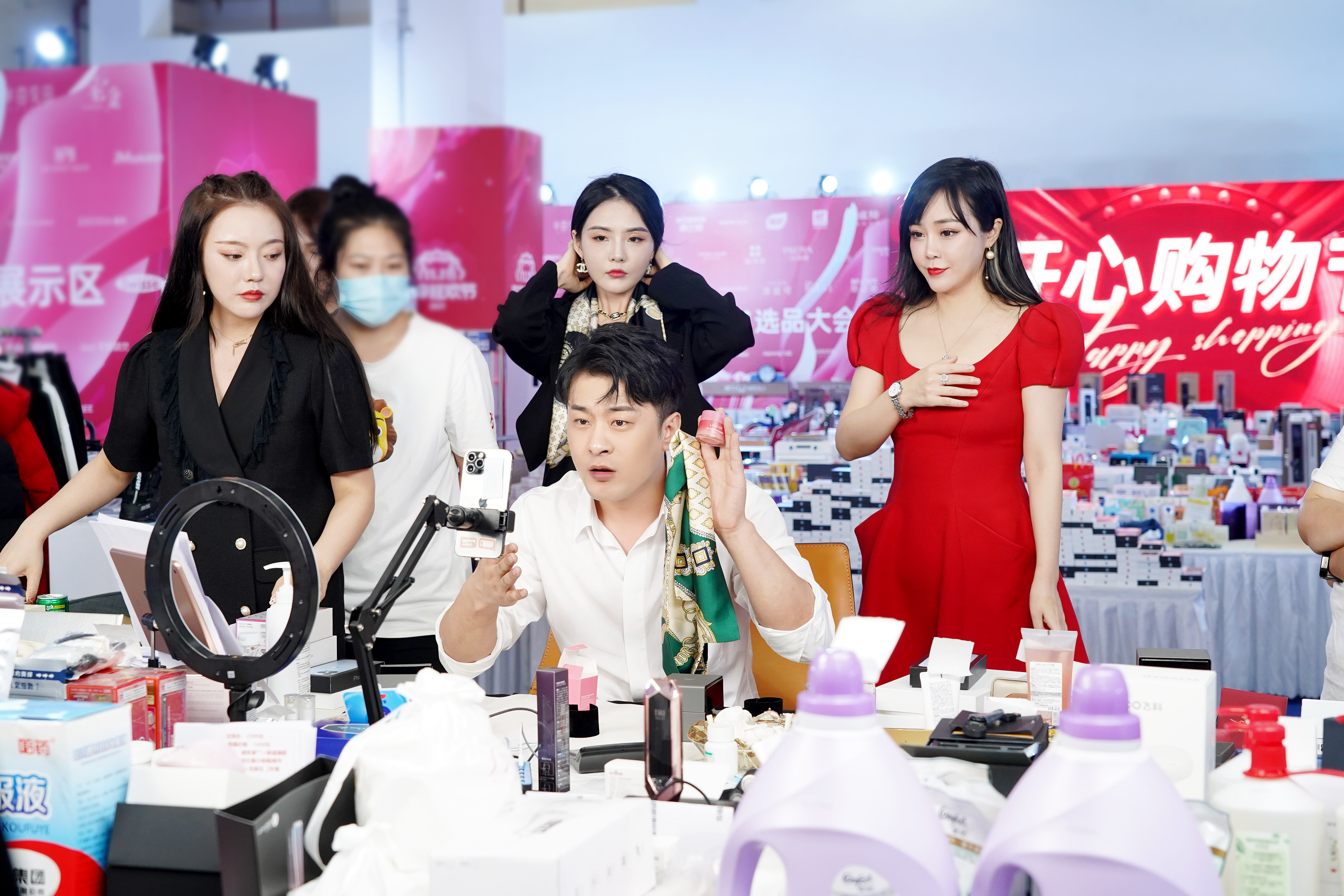 辛巴辛有志带货非洲女子咖啡，多位香港艺人发文祝福祖国祝福香港