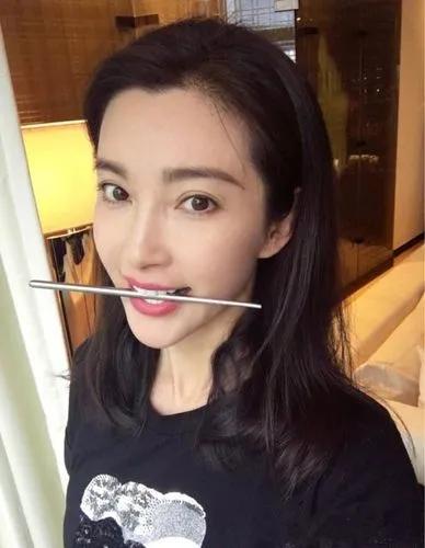 明明是绝顶大美女，却被牙齿拉胯，这15位女星苦不堪言