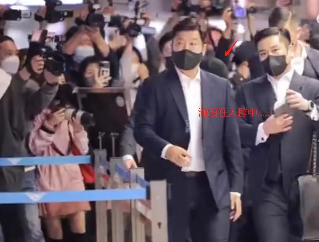 权志龙被包围拍照,权志龙机场被粉丝围堵