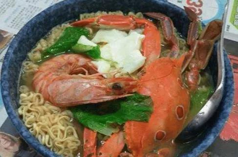 摆摊卖泡面创业项目怎么样,街边摆摊煮泡面卖50一份