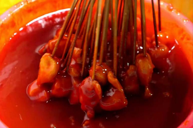 贵州大哥学校门口卖小吃，1元1串，利润占75%，小学生是消费主力