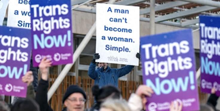 英国留学生吐槽厕所性别歧视,英国女学生被歧视