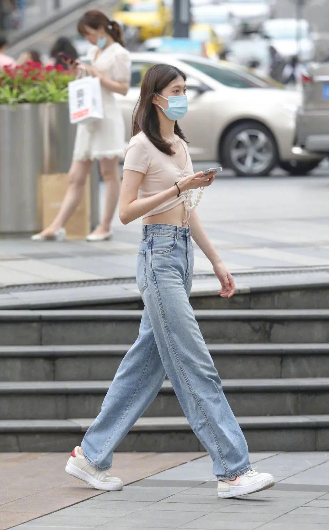 去了其他城市才知道重庆有多繁华,重庆街拍穿搭时尚多层裤