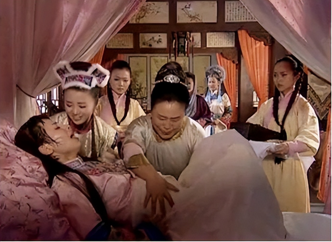 古代女子生娃，为何接生婆一直喊着要烧热水？了解后心疼古代女人