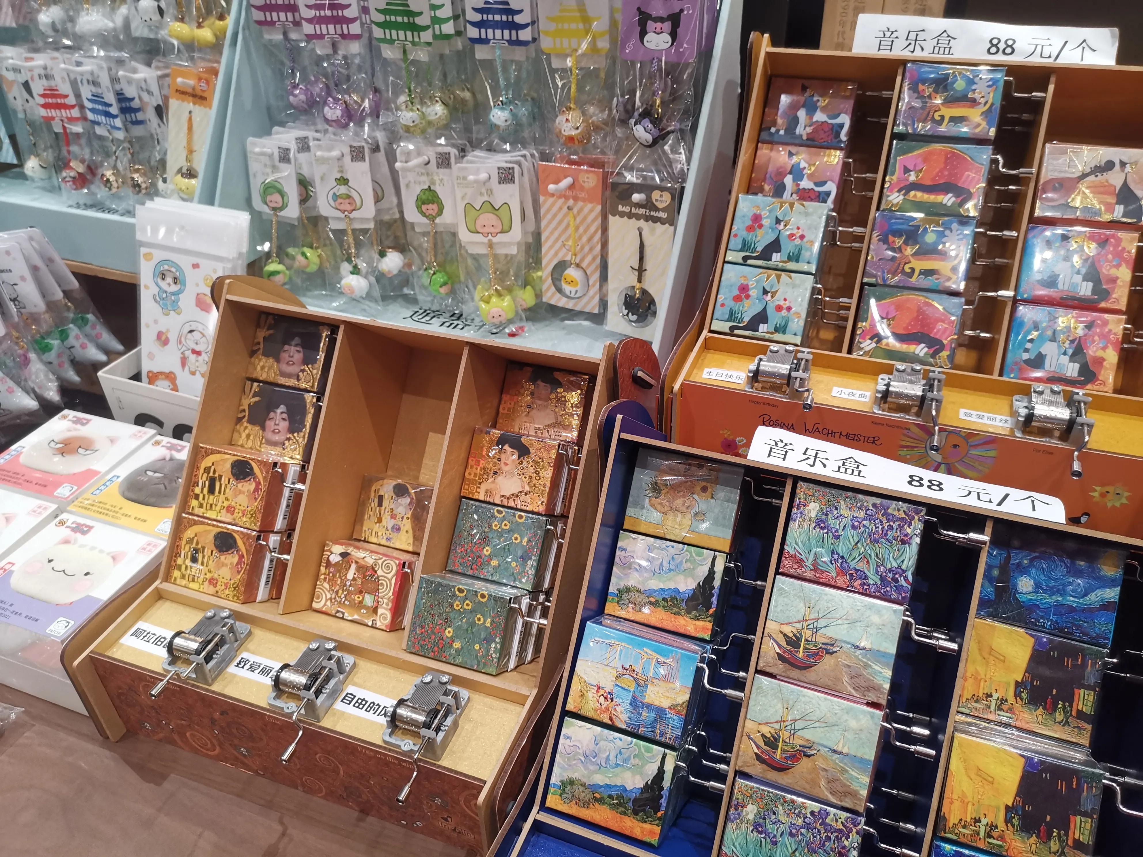 没落的重庆杨家坪，热闹的中迪广场钟书阁