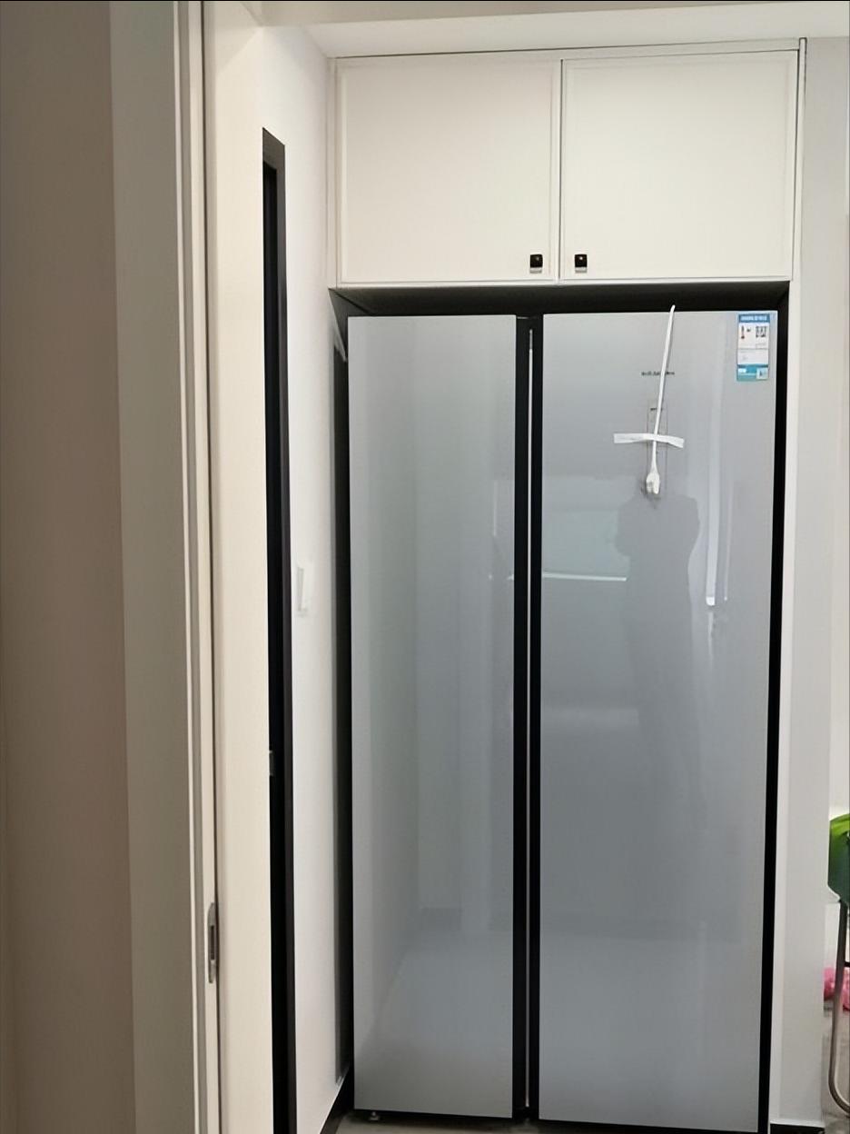 冰箱放厨房最好怎么放置,冰箱放在厨房和卫生间外的门中间