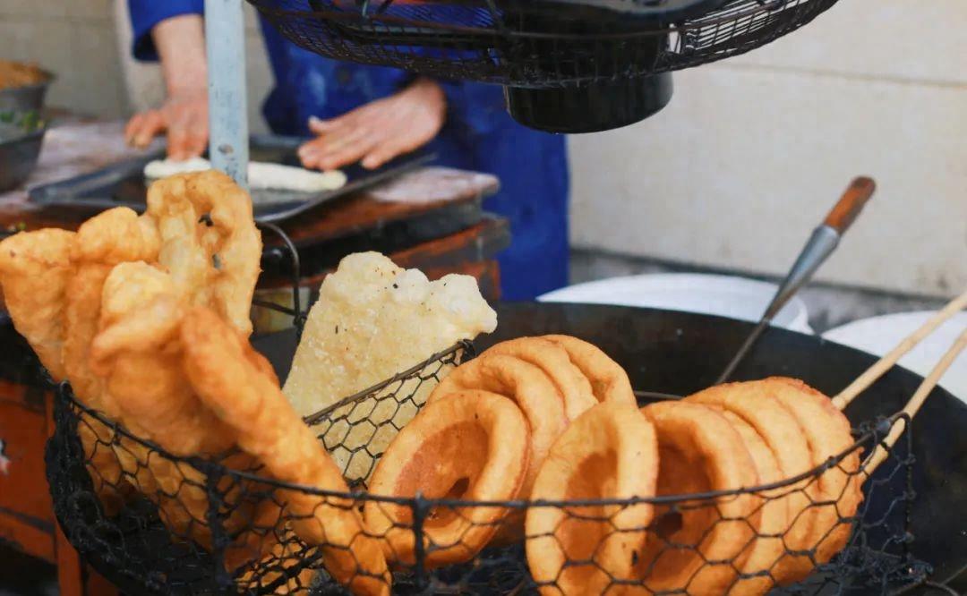 「美食城探秘」：朱一龙新片背后的隐藏美食！