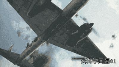 飞机俯冲投弹炸军舰练习,火箭弹击中的螺旋桨