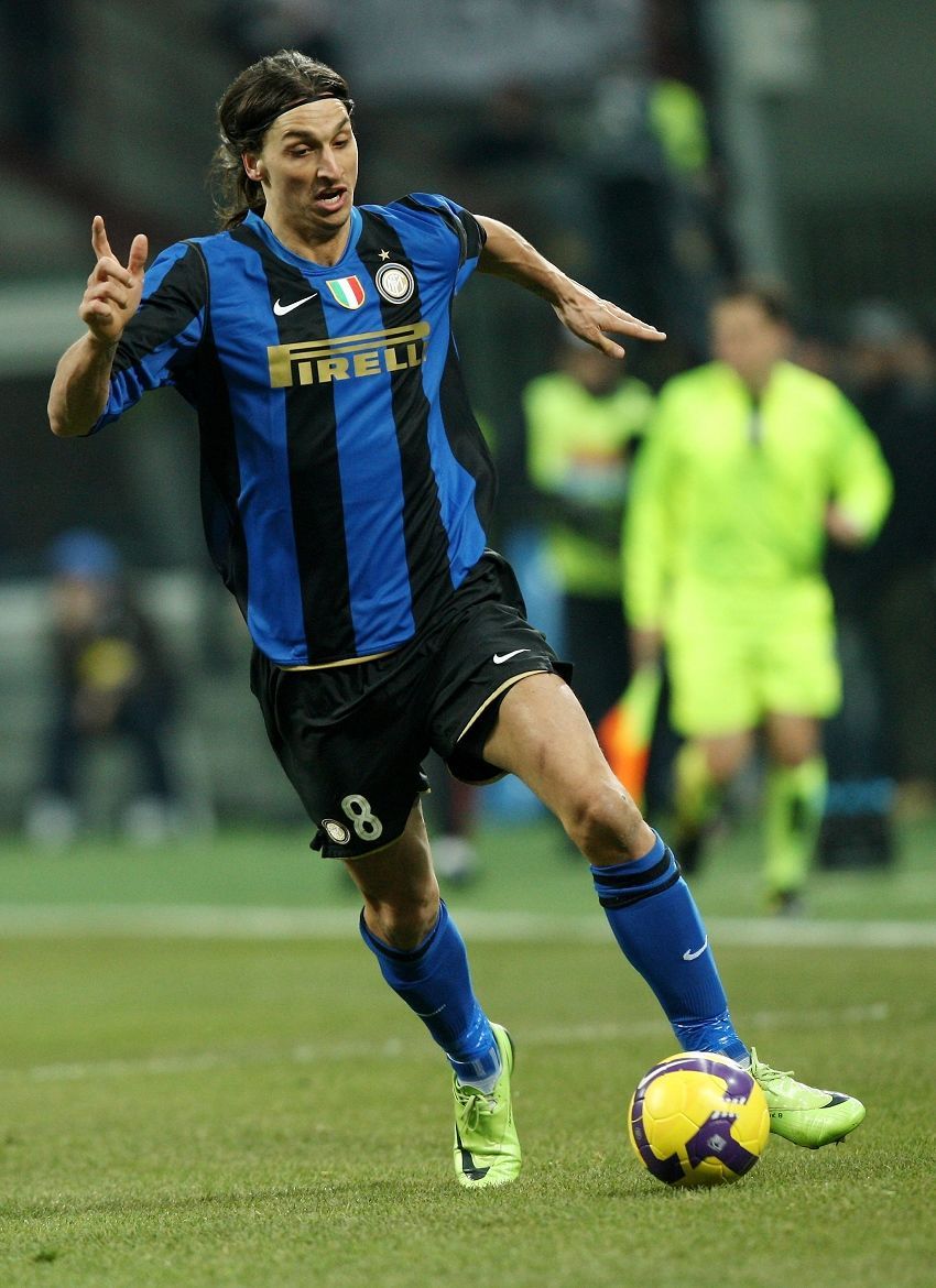 踢足球和打篮球哪个让孩子更聪明,让孩子打篮球有出路吗