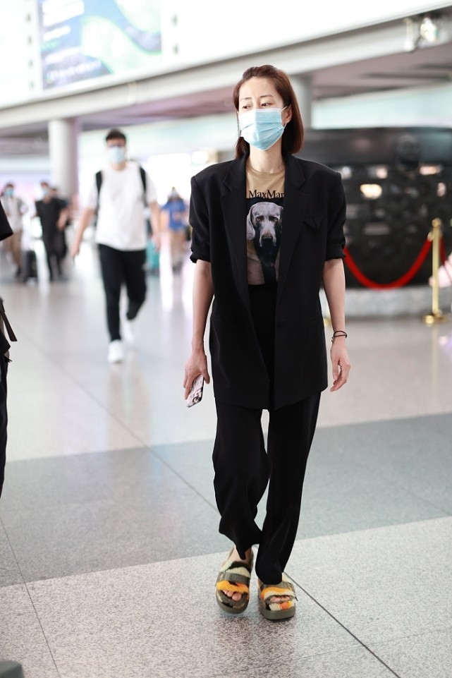 刘敏涛垫肩西装配缎面吊带,刘敏涛穿衣很有高级范