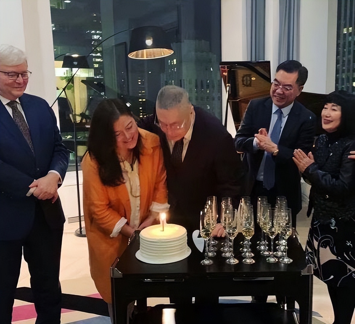 钢琴家刘诗昆：78岁娶女徒弟，81岁升级当爸爸，一家三口其乐融融