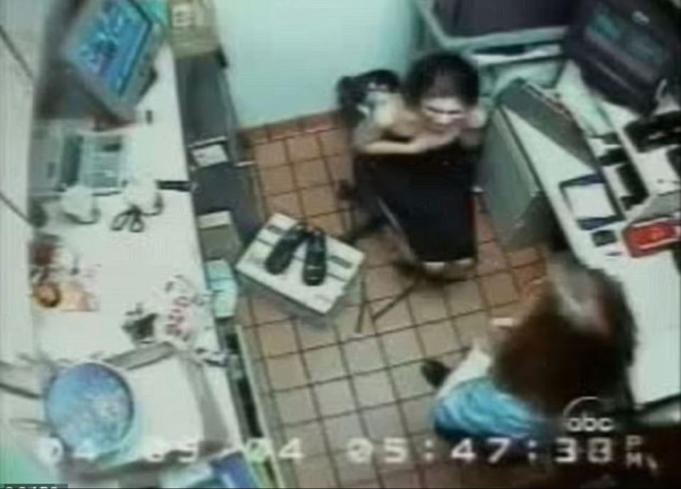 美国男子致电麦当劳，围困18岁女孩3小时，作案10年却被判无罪