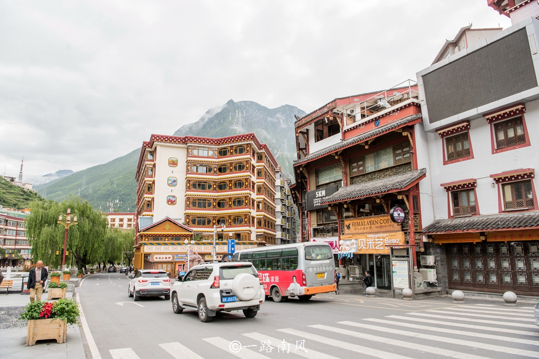 海拔2560米的四川康定城,环境不输云南丽江,游客却并不多