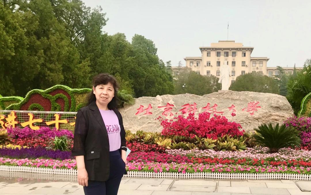 他们今日荣休，桃李天下！衷心祝节日快乐！