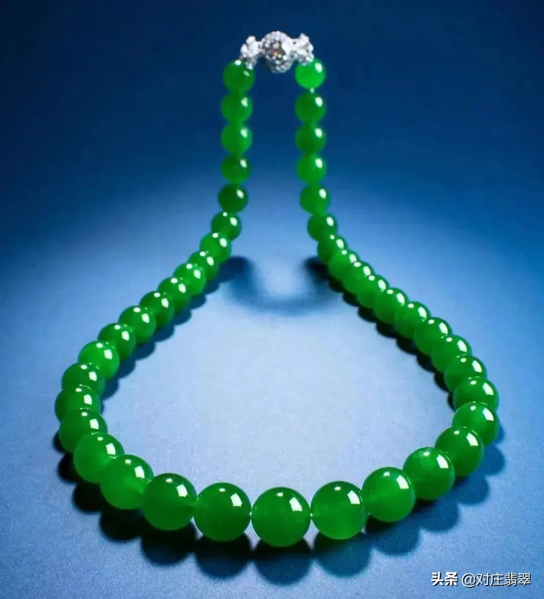 翡翠珠链再次封神？香港保利一条珠链拍出五千多万，历年最高