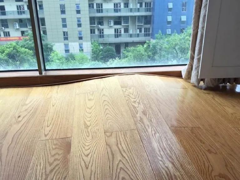 木地板全屋通铺失败案例,全屋通铺木地板起拱了怎么处理