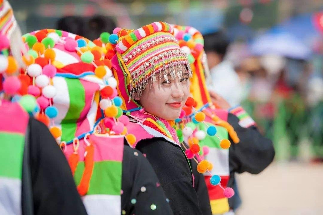 云南傈僳族上刀山下火海的场景,敢上刀山下火海的傈僳族