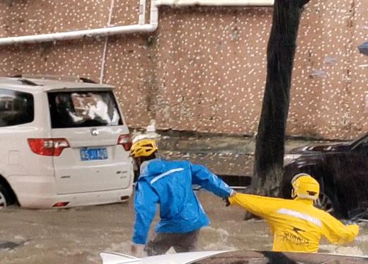外卖小哥暴雨中拯救电动车,外卖小哥暴雨中救电动车看哭了