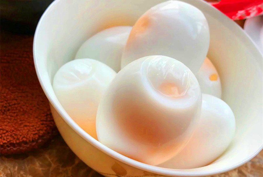 为什么煮两个鸡蛋总是裂开一个,水煮鸡蛋怎样煮鸡蛋不会裂开