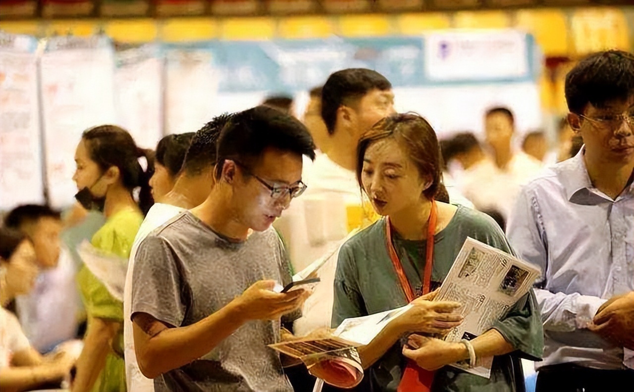 曾经辉煌的两大行业，如今纷纷涌现“下岗潮”，毕业生何去何从？