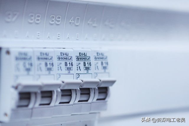 家里电路过欠压跳闸是怎么回事,线路欠电压什么原因