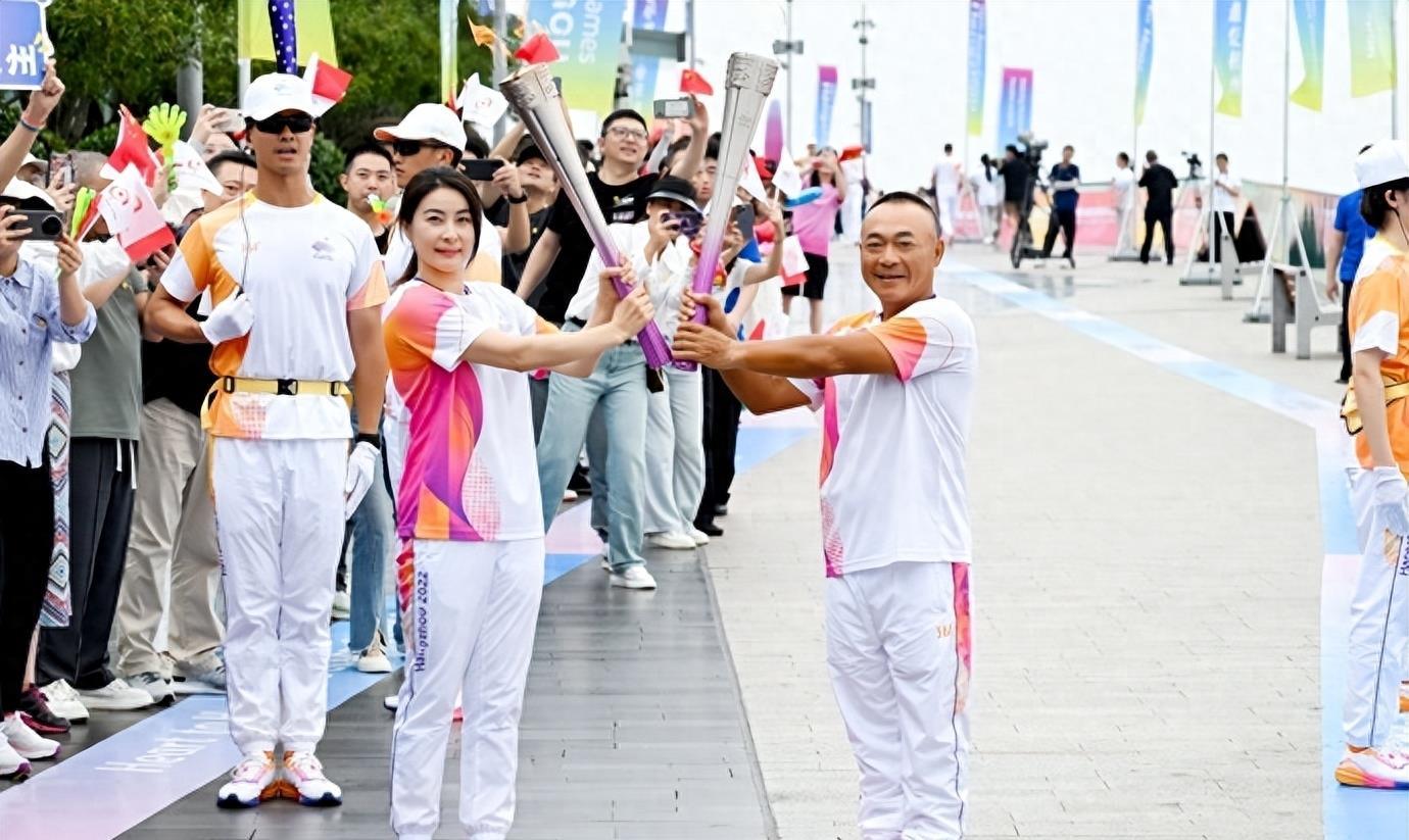 朱玲玲霍震霆对郭晶晶的评价,朱玲玲与郭晶晶结婚照