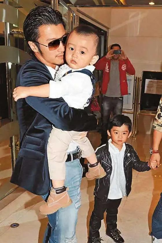 谢霆锋张柏芝给lucas剪寸头,张柏芝大儿子lucas谈谢霆锋