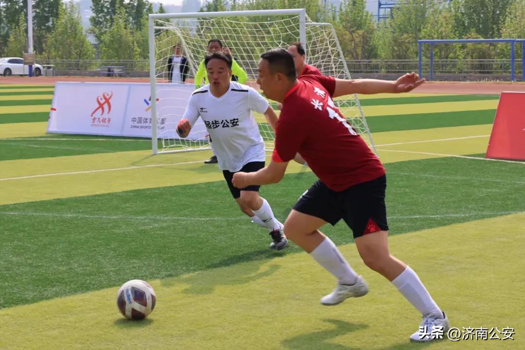 瞧瞧～警察队伍里的“足球小子”！