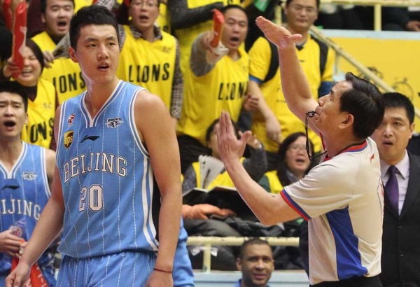 裁判终于成了球场主角,裁判成为主角