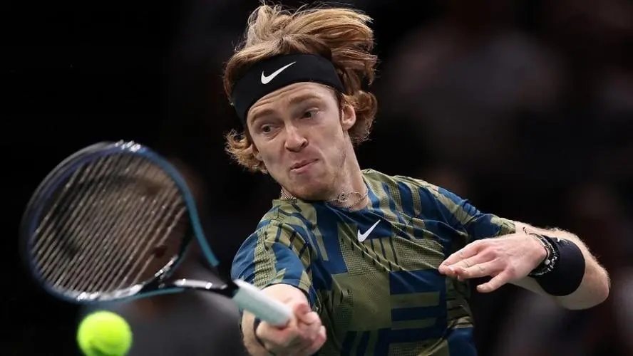 德约两盘险胜兹维列夫跻身决赛,德约3-1轻取沙波瓦洛夫晋级