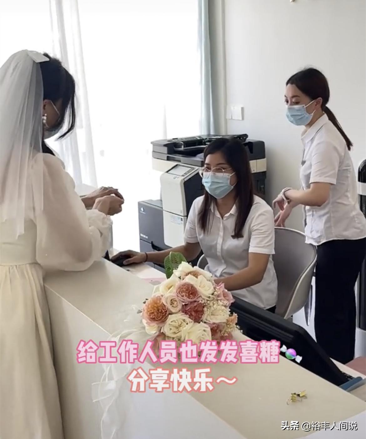 恭喜！高颜值网红十缨与男友登记结婚，甜晒Angelababy同款钻戒