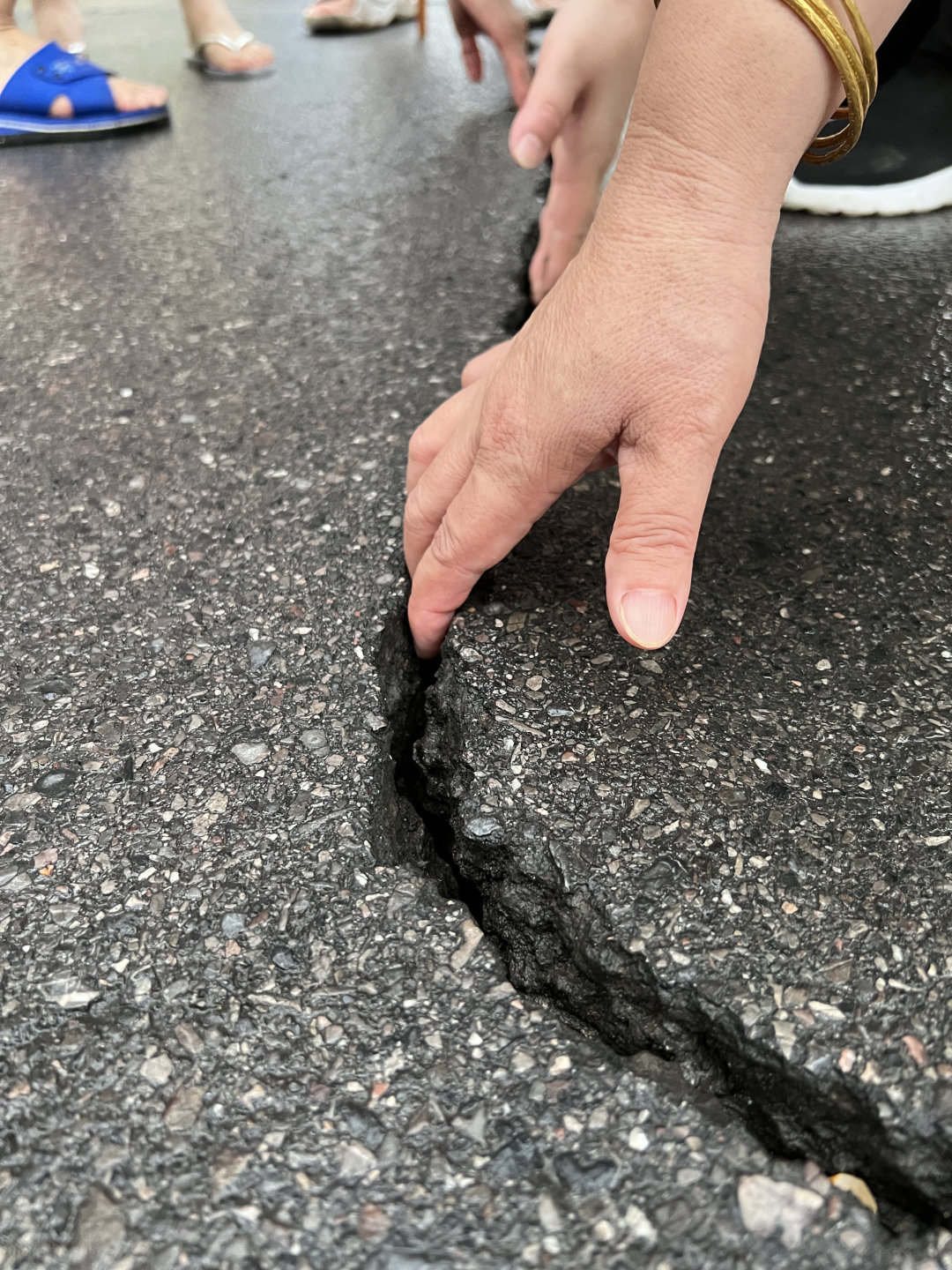 裂了裂了，千疮百孔裂到触目惊心！慌了慌了，千户居民慌到心惊肉跳